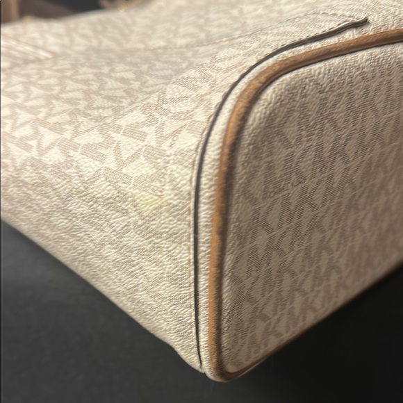 ❣️4/$20 ❣️Michael Kors Cream Shoulder Bag - Picture 10 of 11